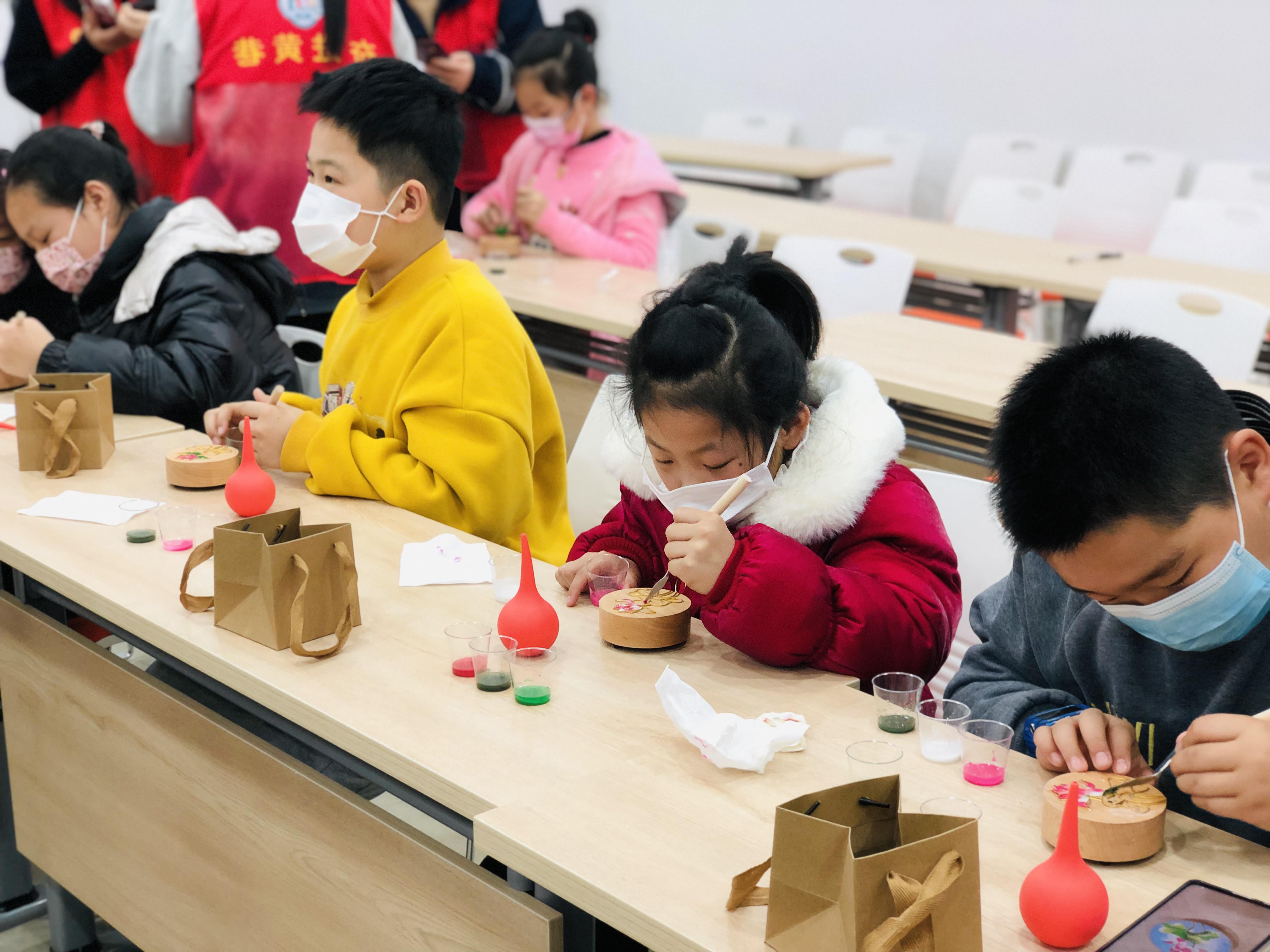 0215梁溪黄巷2022-002：廉洁荷花别样红 掐丝珐琅学非遗2