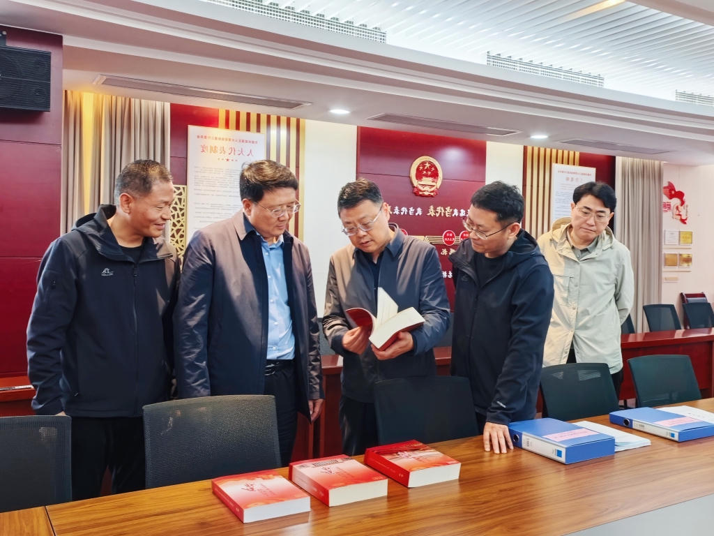 潍坊市人大常委会副主任冯纪伟一行到清名桥街道人大代表之家、基层立法联系点开展调研