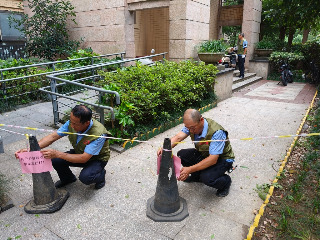 北大街街道金河湾社区台风天守护居民安全