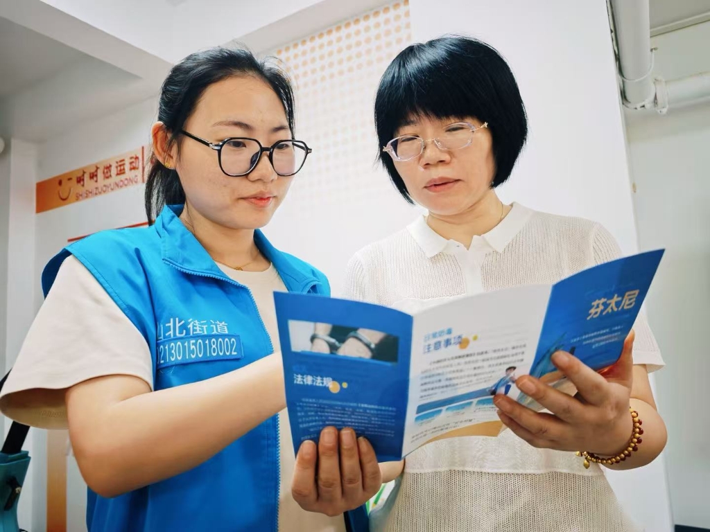 山北街道仁和社区：入户普及禁毒知识 筑牢居民防毒防线