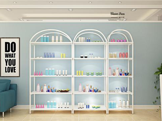 挑选化妆品展柜